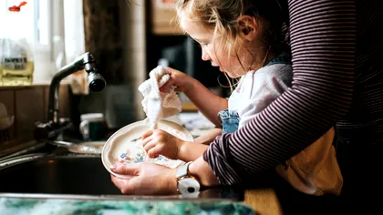 Dacă dai cu aspiratorul în copilărie, e posibil să fii un adult mai responsabil: ce indică ultimele studii