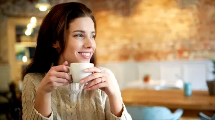 Dacă bei cafea înainte de cumpărături, poți cheltui cu aproape 50% mai mulți bani: ce arată ultimele studii