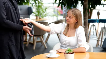 O nouă eră pe piața de plăți: primul implant pentru plăți sigure la nivel global