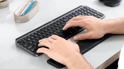 Cât timp petrec, de fapt, românii în fața calculatoarelor și cât de important este să-ți alegi corect tastatura și mouse-ul