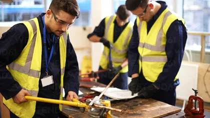 Românii care caută să învețe o meserie, mai puțini decât crezi: cifrele ANOFM, îngrijorătoare