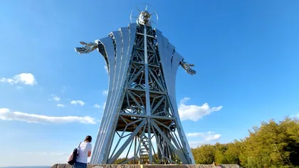 Statuia bizară a lui Isus, din Harghita. Construită de un om de afaceri religios, amintește de Transformers sau Terminator
