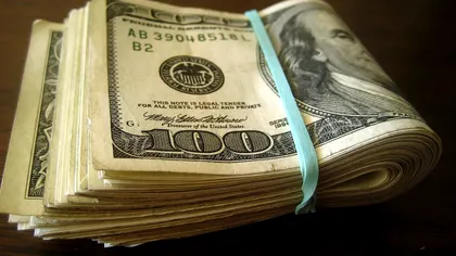 Cine are de câștigat din scumpirea dolarului: românii care se îmbogățesc pe timp de criză