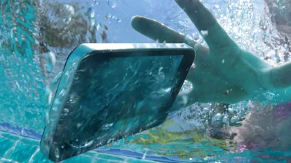 Ce ar trebui să faci dacă ți-ai scăpat telefonul mobil în mare: trucuri utile pentru neatenți