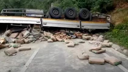 Trafic blocat pe Valea Jiului, după ce un TIR s-a răsturnat. Două persoane au fost rănite