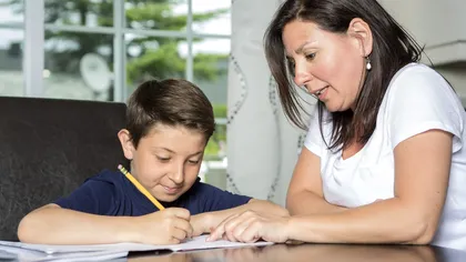 De ce nu e bine să-ți ajuți copilul la teme: ce spun cercetătorii