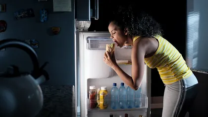 Momentul zilei în care mănânci ar putea face o diferență asupra sănătății mintale: ce se-ntâmplă dacă iei gustări noaptea