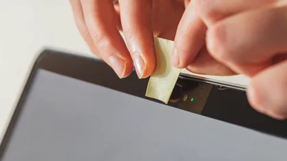 Cât de mult te ajută, de fapt, să-ți acoperi camera web cu bandă izolatoare