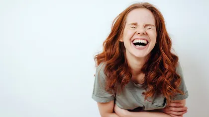 De ce râdem? Un nou studiu sugerează că râsul poate fi o strategie de supraviețuire