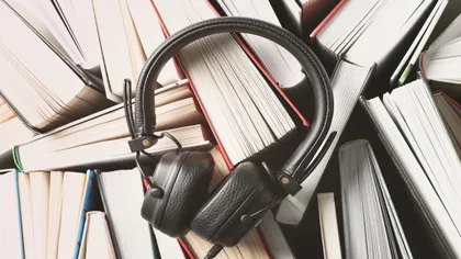 Românii au pus ”mâna pe carte”, dar mai mult le ascultă la căști: ce spun cifrele, câți pasionați de lectură există în România