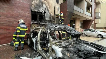 VIDEO Răsturnare de situație cu mașina care a luat foc în Cartierul Francez din Capitală. Incendiul s-a reaprins