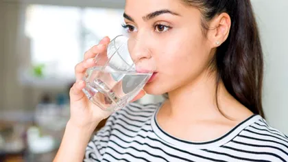 Câtă apă trebuie să bei, de fapt: este adevărat mitul celor doi litri pe zi?