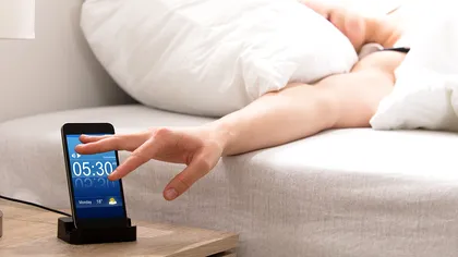 Cu ce ne ajută butonul de amânare al alarmei, de fapt: obiceiul (ne)sănătos de a te trezi