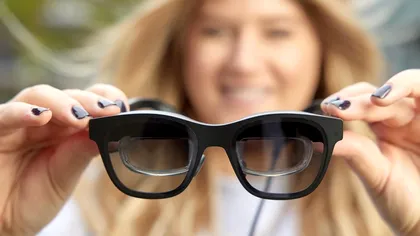 Ochelarii inteligenți care îți permit să „vezi” conversațiile în timp real: cum ajută persoanele cu deficiențe de auz