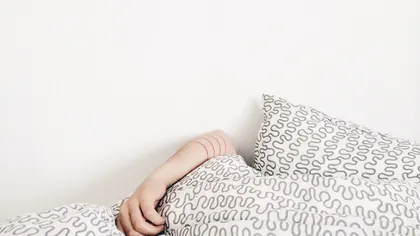 Schimbarea orei și timpul petrecut în fața ecranelor seara târziu agravează privarea de somn. Un nou studiu arată de ce tot mai mulți oameni au probleme cu somnul