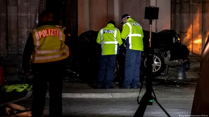 O maşină a intrat cu viteză în Poarta Brandenburg din Berlin. Poliția a izolat zona FOTO
