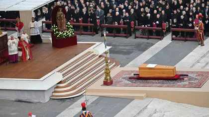 Papa Benedict al XVI-lea urmează să fie înmormântat. Peste 100.000 de catolici s-au adunat la Vatican