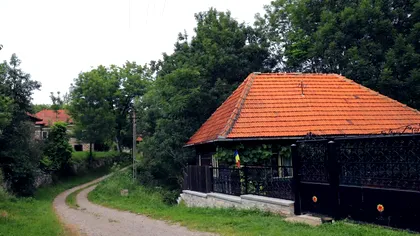 Satul din România cu un singur locuitor: aici, singurătatea își găsește ecou în marmura fină a bisericii și a drumului
