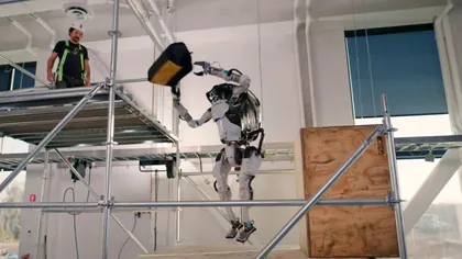 Robotul acrobat și dornic de muncă ce te-ar putea înlocui, în viitor: ce știe să facă Atlas