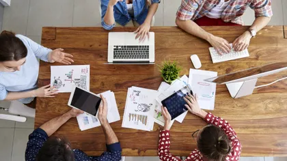 Membrii generației Z, mult mai flexibili decât cei de dinaintea lor: ce soluții au tinerii pentru redresarea economică