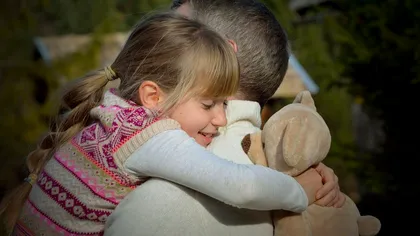 Veste bună pentru românii care adoptă copii: pot sta doi ani în concediu de acomodare și primesc indemnizație. Iohannis a promulgat legea