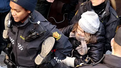 Greta Thunberg, reținută la Oslo, în timpul unei demonstrații. Polițiștii au luat-o pe sus
