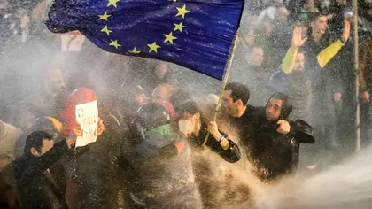 „Revoluție” lângă Rusia. Protestatarii forțează intrarea în Parlamentul din Georgia, se folosesc tunuri cu apă și gaze lacrimogene VIDEO