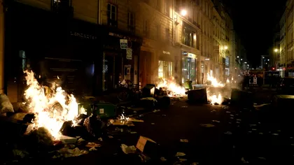 VIDEO Franța este din nou în flăcări, după eșecul moțiunilor de cenzură. Protestele au loc sub sloganul „Acesta e război”