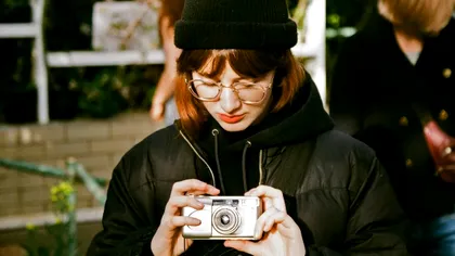 Tinerii din generația Z se întorc la „săpuniere”: motivele pentru care aceștia preferă camerele digitale compacte