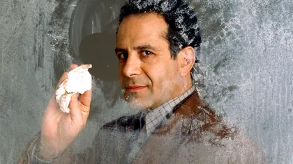 Celebrul detectiv interpretat de Tony Shalhoub se întoarce: ce știm despre Ultimul Caz al Domnului Monk