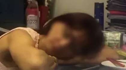 O angajată la stat cu salariu de peste 7.000 de lei, filmată în timp ce dormea la birou. Cum s-a apărat bugetara