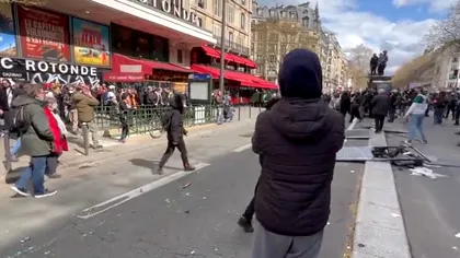 Un nou protest violent în Franța. Scene tulburătoare în locul în care Macron și-a sărbătorit victoria la prezidențiale. Video
