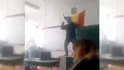 Scene uluitoare la o școală din Baia Mare: profesorul s-a urcat să danseze pe catedră, la ora de engleză. Reacția părinților, total neașteptată