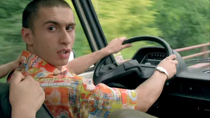 Cum a condus Dragoș Bucur fără permis sute de km în timpul filmărilor „Marfa și banii”. A mințit că are carnet când a fost ales pentru rolul lui Vali