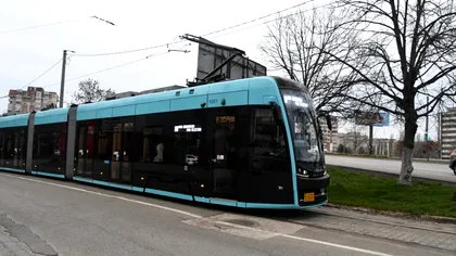 Fiul unui deputat, bătut și tâlhărit într-un tramvai din Craiova. Adolescentul, victima unui grup de hoți