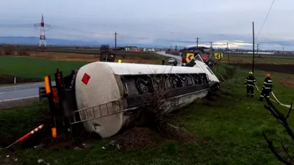 Pericol de explozie în Neamț. O autocisternă încărcată cu motorină s-a răsturnat pe drumul DN2-E85