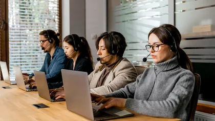 Reguli noi pentru operatorii de call-center. În cât timp trebuie să răspundă, ca să nu plătească amenzi de până la 100.000 de lei