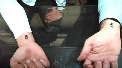 Un bărbat susține că e călător în timp și vine din anul 2047. S-a filmat alături de varianta lui tânără, din trecut. Ce profeții a făcut VIDEO