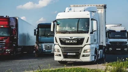 55 de migranți au fost găsiți într-un camion pe autostrada Arad-Nădlac. Erau la un pas să se sufoce și strigau după ajutor