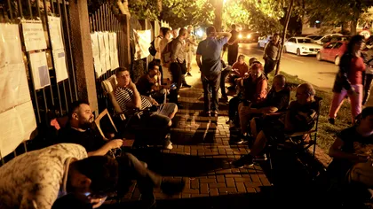 Cozi la înscrierile la grădinițele din Sectorul 3 pe timpul verii. Părinții au stat noaptea trecută în fața creșelor. Primarul Negoiță: Nu avem fabrică de dascăli