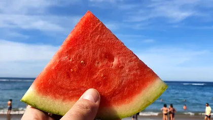 Ora la care nu este bine să mănânci pepene roșu. Avertismentul specialistilor e clar. Ce se întâmplă, de fapt, în corp