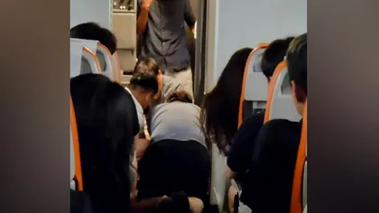 Panică la bordul unui avion. Un tânăr a încercat să deschidă ușa de urgență, în timpul zborului. Ce explicații a dat