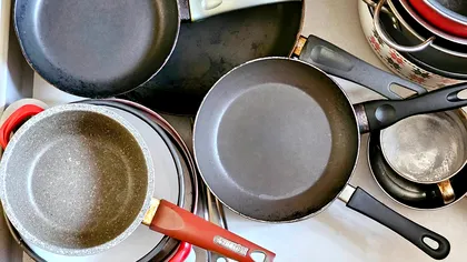 Ai tigaie din teflon în bucătărie? Pericolul ascuns de producători, de ce trebuie să o arunci