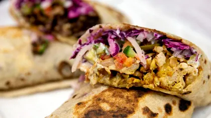 Zeci de persoane au ajuns la spital din cauza unei shaorma. Patronul a fost reținut de poliție