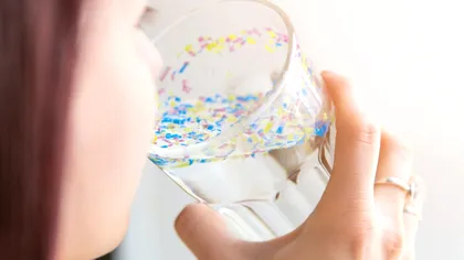 Știai că inhalezi un card de credit de plastic în fiecare săptămână? Ce au descoperit oamenii de știință