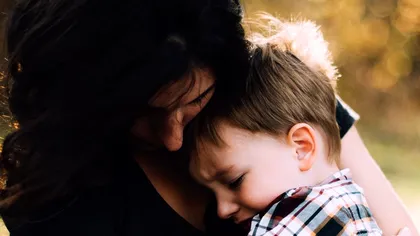 Câți copii din România au mamele plecate la muncă în străinătate. Cei mai mulți dintre ei le văd o dată pe an