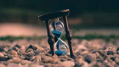 Dovada că timpul trece mai repede în prezent, găsită de cercetători. Ce însemna o oră la începutul Universului