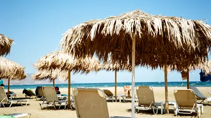 Explozie de prețuri pe plajele din Grecia. Românii au rămas șocați de cât costă un șezlong. ”E ca la Mamaia, mai nou”