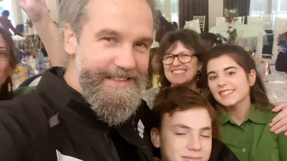 Părintele motociclist Gabriel, înger păzitor pentru zeci de copii sărmani. Povestea impresionantă a legăturii sale cu bikerii din Blue Knights MC