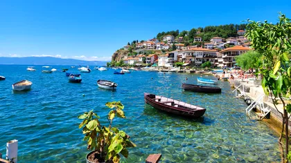 Stațiunea care este peste toate cele din Grecia. Prețurile sunt aproape de pomană și ajungi mult mai repede. Românii au început să-și cumpere case aici